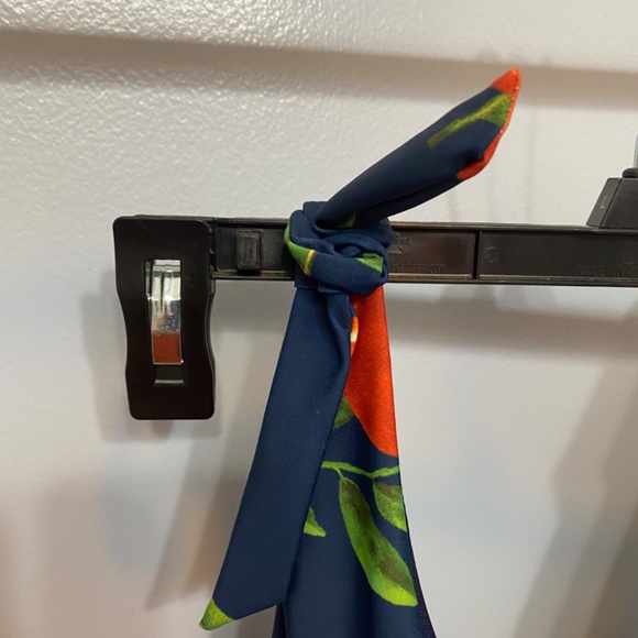 Old navy swimsuit - Picture 2 of 6